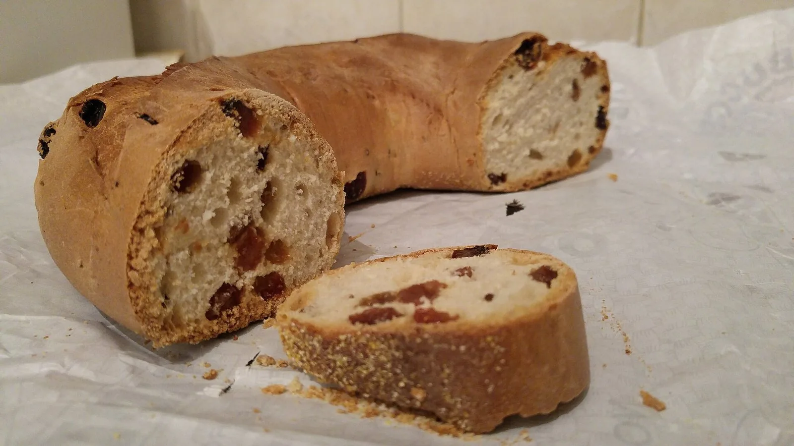 Un buccellato di Lucca tagliato a fette, con l'uvetta