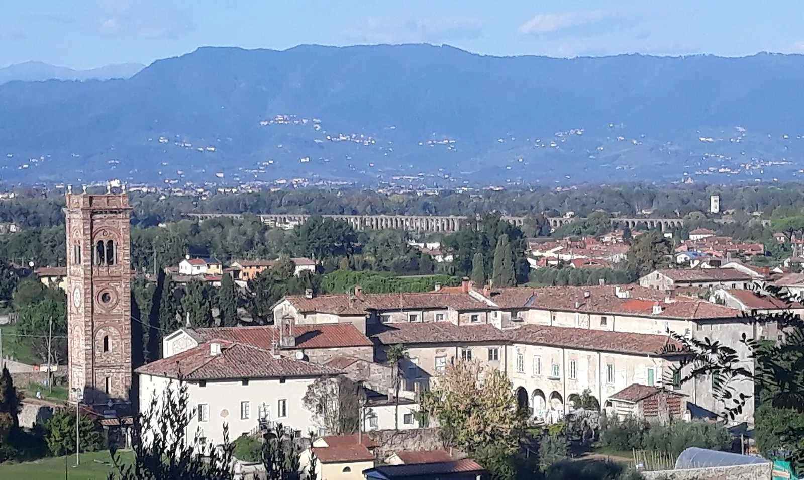 Panorama della campagna di Capannori e della Piana di Lucca con campanile e colline all'orizzonte